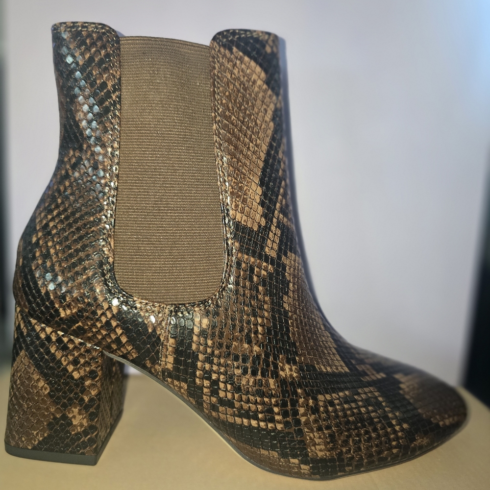 NWT JustFab Brown Snakeskin Chelsea Boots - 9 - Block Heel Western Boho
